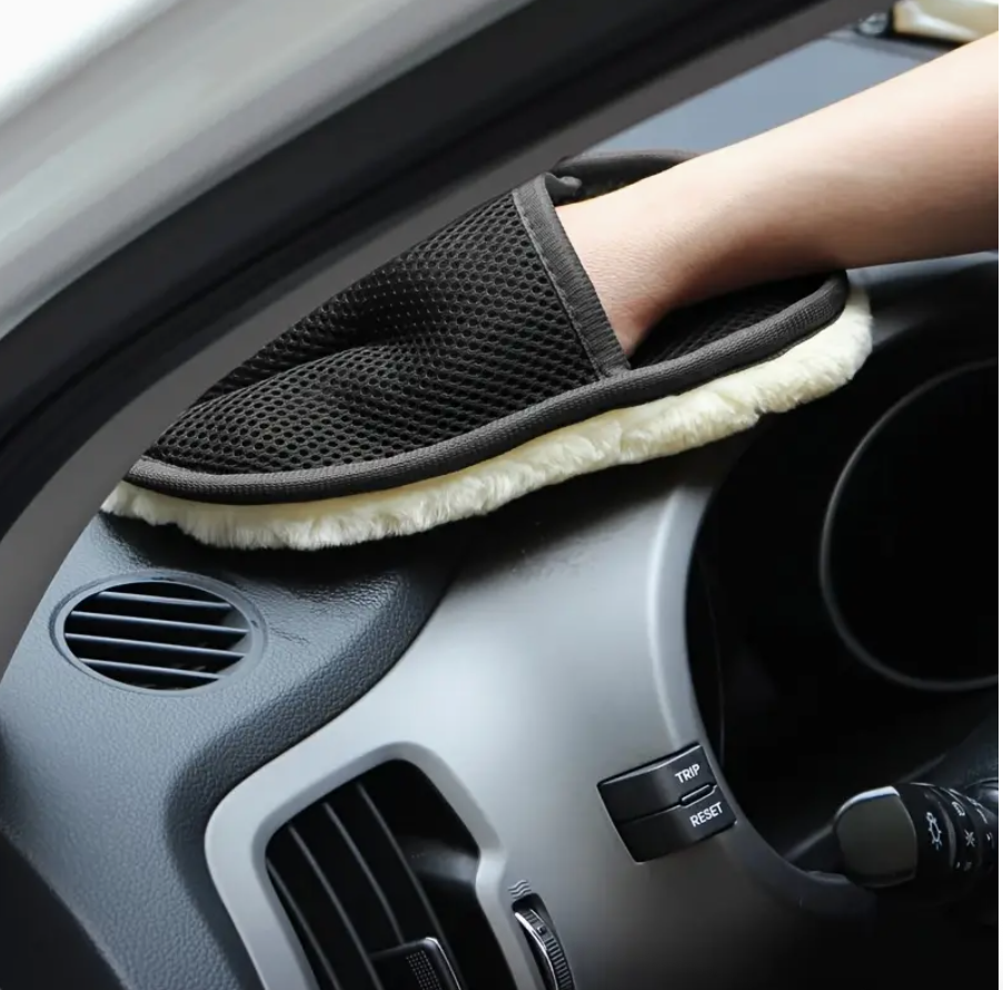 Soft Microfiber Car Cleaning Glove with Plush Lining – Ultra-Gentle Mitt for Dust Removal, Wiping & Polishing | Essential Car Maintenance Accessory