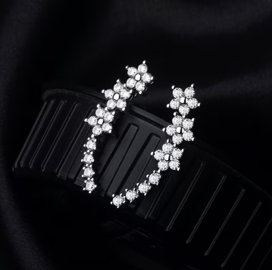 A Pair of Elegant And Luxurious Flower-Shaped Earrings Adorned with Rhinestones, Perfect for Women'S Weddings And Suitable for Daily Gatherings, Parties, And Vacations. an Ideal Gift for Birthdays